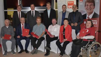 Bild: Karl Schwemmer
Die Ehrungen bei der Auerbacher SPD mit (von links) Kurt Dietl, Ortsvereinsvorsitzendem Peter Danninger, Norbert Gradl, Bundestagsabgeordnetem Uli Grötsch, Klaus Grünberger, Landratskandidat Michael Rischke, Hubert Pfab, Kreisvorsitzendem Uwe Bergmann, Hannelore Sertl, Europaabgeordnetem Ismail Ertug und Gisela Werner.