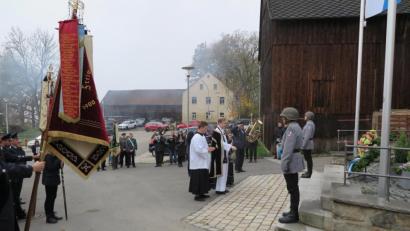 Bild: jzk
„Vereine, senkt die Fahnen“, kommandierte Max Weber bei der Totenehrung am Kriegerdenkmal in Oberndorf.
