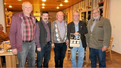 Bild: bsc
Mit kleinen Präsenten würdigten die Vorsitzenden des Tirschenreuther Kreisverbands für Wohneigentum, Otmar Zeitler (rechts), Gerhard Strobl (Mitte) und Fritz Bergmann (links), die Vorträge und Informationen von Bezirksrat Toni Dutz (Zweiter von rechts) und des Bezirksvorsitzenden für Wohneigentum, Helmut Grünbauer (Zweiter von links).