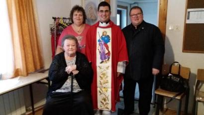 Bild: jzk
In seinem neuen Messgewand begrüßte Neupriester Jakub Dezkowicz (Dritter von links) Pfarrer Sven Grillmeier, Karin (hinten von rechts) und Elfriede Klante (sitzend) in seiner Pfarrkirche.