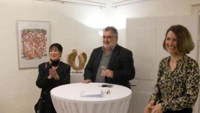 Bild: aub
Die Künstlerin Gené Neurieder mit Bürgermeister Armin Schärtl und Museumsleiterin Christa Haubelt-Schlosser.