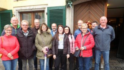 Bild: soj
Bild zeigt die Reisegruppe aus Ebnath mit ihrem Stadtführer, Monsignore Harald Scharf (3.v.li) vorm "Kneitingerbräu" in Regensburg.