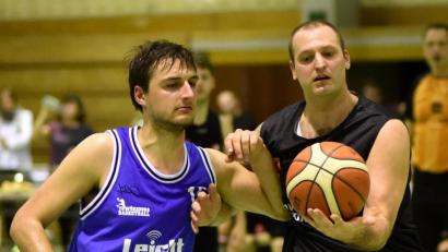 Archivbild: af
Den Umgang mit dem Spielgerät hat Vlady Krysl (am Ball) sichtlich nicht verlernt. Der eigentlich zurückgetretene Tscheche half bei der ersatzgeschwächten DJK in Chemnitz aus und war mit 15 Punkten Topscorer des Teams.