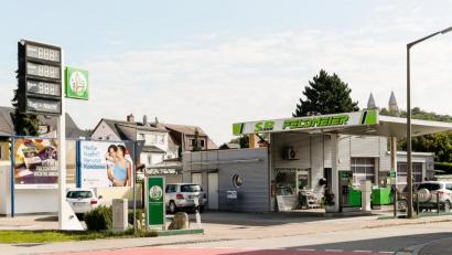 Bild: Clemens Hösamer
Die freie Tankstelle "Feldmeier" an der Regensburger Straße in Schwandorf wurde am Dienstag falsch beliefert. Deshalb wurde Benzin statt Diesel verkauft und umgekehrt. Noch ist die Tankstelle geschlossen.