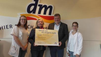 Bild: exb
Krimiautor Fabian Borkner kassierte eine Stunde lang im Drogeriemarkt. Der Erlös ging an den Sozialdienst katholischer Frauen. Dessen Vorsitzende Hermine Rodde (Zweite von links) nahm den Scheck entgegen.