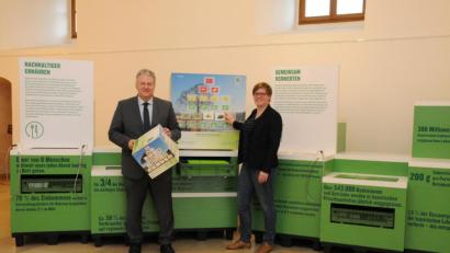 Bild: Christine Hollederer
Landrat Richard Reisinger und Regionalmanagerin Maria Regensburger freuen sich, dass die Wanderausstellung „Restlos gut essen“ im Landratsamt Station macht.