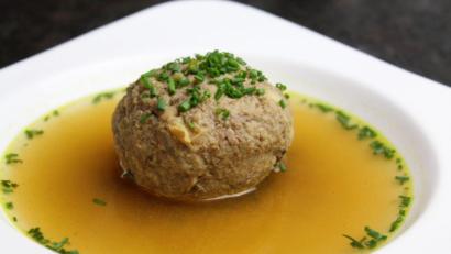 Bild: Matthias Würfl
Das Auge isst mit: Über den perfekt geformten Leberknödel kommt selbstverständlich frischer Schnittlauch.