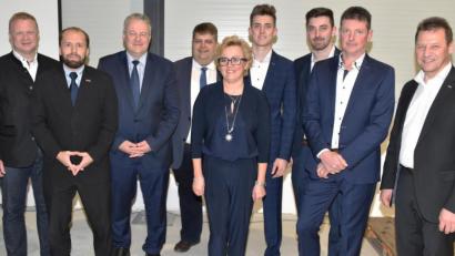 Bild: no
Grund zur Freude für alle (von links) Raiffeisen-Vorstand Martin Sachsenhauser, Josef Vogl von der Handwerkskammer Niederbayern-Oberpfalz, Landrat Richard Reisinger, Bürgermeister Dieter Dehling, Rosemarie Hartmann, Jonas Hartmann, Fabian Hartmann, Heribert Hartmann und Raiffeisen-Vorstand Erich Übler.