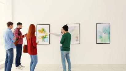 Bild: Africa Studio – stock.adobe.com
Wenn wir uns von einem Kunstwerk angesprochen fühlten, springt auch das sogenannte Innenwelt-Netzwerk des Gehirns wieder an. Wir machen eine „bewegende ästhetische Erfahrung“.