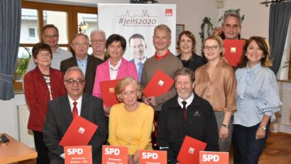 Bild: hcz
Die Geehrten mit den Ehrengästen: Vorsitzender Horst Fuchs (hinten, rechts) führt die Genossen im Weidener Osten seit zehn Jahren.