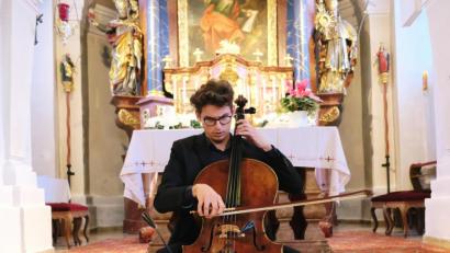 Bild: do
Christoph Heinlein demonstriert bei seinem Konzert in der Expositurkirche in Oberbibrach delikate Cello-Kunst. Gleichzeitig überrascht er mit Blick auf das Konzertthema "Offenbarung" mit lyrischen Zwischenbemerkungen.