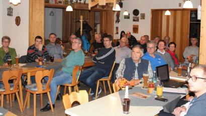 Bild: stg
Aufmerksam lauschten die Zuhörer in Kötzersdorf den Ausführungen von Bürgermeister Werner Nickl.