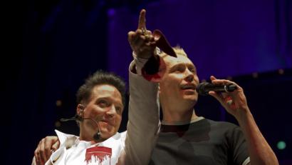 Bild: Kirsten Neumann/dpa
Bela B. (links) und Farin Urlaub von der Punkrock-Band "Die Ärzte" stehen auf der Bühne.