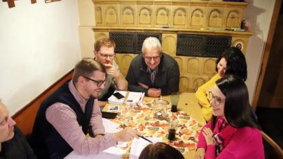 Bild: jma
Ein SPD-Team - darunter Jan Wiltsch (von links), Domink Brütting, Manfred Schaller, Daniela Kausler und Tanja Gross - bereitet den zweiten Abendflohmarkt vor.