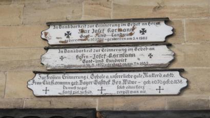 Bild: Josef Zaglmann
Diese Totenbretter hängen in der Schulstraße in Kemnath.