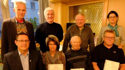 Bild: le
Ehrungen langjähriger und verdienter Mitglieder stehen im Mittelpunkt der Jahreshauptversammlung des Waldvereins mit (sitzend, von links) Oliver Mutterer, Birgit Meierhöfer, Karl Kett und Harald Meierhöfer sowie (stehend, von links) Vorsitzender Markus Staschewski, Gerhard Stadler, Gerhard Kühner und zweite Vorsitzende Gisela Mutterer.