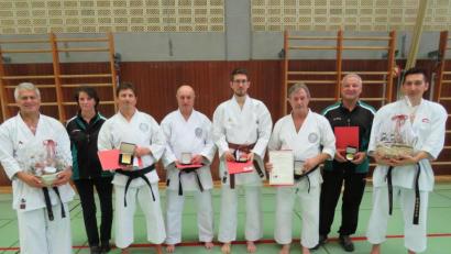 Bild: adj
Die Geehrten des Karate Dojos Neustadt erhalten Medaillen und Urkunden. Seit 40 Jahren ist Werner Heigl (Dritter von rechts) eine der treibenden Kräfte des Vereins.