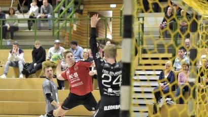 Bild: Ziegler
Kristian Forster (Mitte mit Ball) war mit neun Treffern bester Schütze des HC Sulzbach beim 24:24-Unentschieden gegen den SV Buckenhofen.