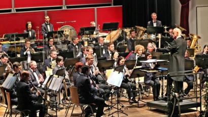 Bild: bph
Das Polizeiorchester Bayern unter Leitung von Chefdirigent Professor Johann Mösenbichler begeistert die Zuhörer beim Benefizkonzert mit musikalischer Perfektion und Spielfreude.