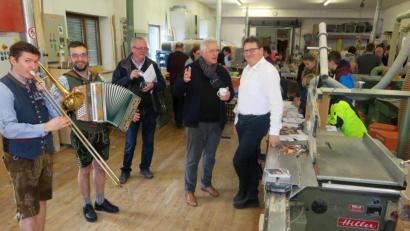 Bild: Hirsch
Schreinermeister Werner Schönberger (rechts) hieß zum Tag des Schreiners zahlreiche Besucher willkommen. Zur Unterhaltung spielte das Winterleitn-Duo auf.