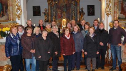 Bild: grm
Seit nunmehr 30 Jahren gestaltet der Kirchenchor der Pfarrei Michldorf -derzeit unter Leitung von Fabian Holzgartner (1.v.r.)- feierliche Anläse in der Kirchengemeinde musikalisch mit. Dafür sagte in einem Festgottesdienst anlässlich dieses Jubiläums Pfarrer Alfons Forster (2.v.r.) ein "Herzliches Vergelt's Gott!"