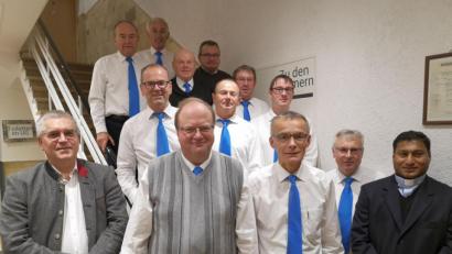 Bild: hir
Die Präfekten Hans Leipold (vorne Zweiter von links), Alois Kleierl (vorne, Dritter von links) und Anton Richthammer (Zweiter von rechts) wurden einstimmig wiedergewählt. Unser Bild zeigt den Marianischen Rat zusammen mit Bürgermeister Richard Tischler (links) und Pfarrvikar Robin Kuzhivelil (rechts).
