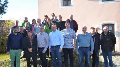 Bild: fz
Benjamin Quaas vom AFLE, Marion Schlichtiger vom Planungsbüro, Erik Bergner vom AFLE und Bürgermeister Anton Kappl (vorne von links) sind beeindruckt von den Ideen der Bürger und deren Mitarbeit.