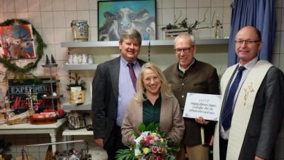 Bild: wlr
Christine Friedl freut sich, der ehemaligen Metzgerei wieder Leben einzuhauchen. Bürgermeister Martin Schregelmann und die Pfarrer Hans-Peter Pauckstadt-Künkler und Heribert Englhard segneten das neu eröffnete Geschäft.