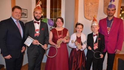 Bild: jr
Seit Montagabend ist Mitterteich wieder in Narren-Hand. Zweiter Bürgermeister Stefan Grillmeier (links) gab Stadtschlüssel und Stadtsäckel an das neue Prinzenpaar Patrick II. und Susanne II. sowie das neue Kinderprinzenpaar Lina I. und Tom I. ab. Rechts im Bild Gaudiwurm-Vorsitzender Michael Zintl.