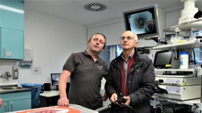 Bild: ubb
Beim Tag der offenen Tür im Kreiskrankenhaus zeigten die Mitarbeiter den Gästen auch, wie eine Endoskopie durchgeführt wird. Wer wollte, durfte das medizinische Gerät selbst bedienen.