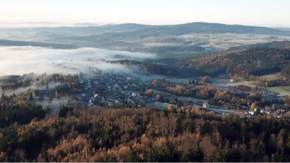 Bild: exb/Hermann Markgraf
Auch der Herbst hat seine schönen Tage: Ein herrlicher Blick vom Reichenstein aus hinunter nach Stadlern und Richtung Weiding mit dem Höhenzug des Frauensteins.