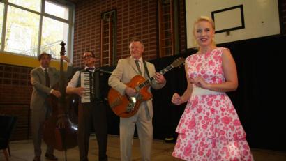 Bild: wro
„Conny und die Sonntagsfahrer“ boten eine liebevolle Zeitreise an, auf die man sich gerne einließ.