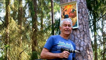 Bild: nag
Erwin Meier und Heinz Gebhardt montieren im Bildltal das Bild von der Heiligen Dreifaltigkeit.
