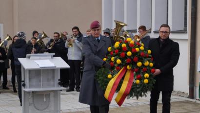 Bild: du
Bürgermeister Ernst Lenk (rechts) und Oberstleutnant Thomas Lewerenz legen bei der Gedenklfeier
zum Volkstrauertag für die Toten von Krieg und Gewalt einen Kranz am Ehrenmal nieder.