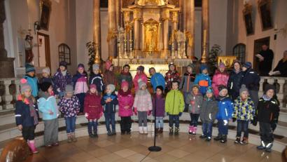 Bild: ak
Die Mädchen und Buben des Kindergartens gestalteten die Andacht am Martinstag mit.