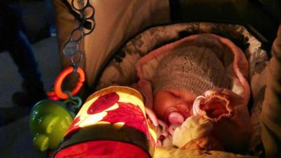 Bild: Rosi Hasenstab
Schnappschuss vom Martinszug in Vilseck: Die Kleine hat vom Rabimmel-Rabammel-Rabumm höchstens geträumt.