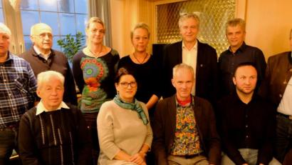 Bild: le
So präsentieren sich der neue Vorstand und der Ausschuss des Oberpfälzer Waldvereins mit (sitzend, von links) Hauptkassier Bernd Meier, zweiter Vorsitzende Gisela Mutterer, Vorsitzendem Markus Staschewski und Schriftführer Manfred Bock. Sowie (stehend, von links) Sigi Schell, Gerd LIndner, Gisela Staschewski, Martina Vrhovec, Robert LIndner, Norbert Meierhöfer und Günter Drechsler.