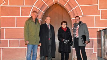 Bild: ANDREAS ROYER
Vom Rathaus beeindruckt zeigten sich (von links) BR-Journalist Wolf Gaudlitz, Fürst Gioacchino Lanza und Fürstin Nicoletta Tomasi di Lampedusa, die Stadtheimatpfleger Markus Lommer mit Fakten zur Historie der Herzogstadt versorgte.
