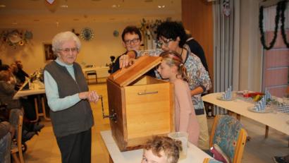 Bild: frd
Heimbeiratsvorsitzende Inge Schön (links) drehte am Butterfass, während Stadträtin Barbara Ruhland und Lydia Eckert, Vorsitzende der Frauen-Union kontrollierten, ob die Butter schon „streichfest“ ist.