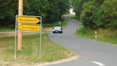 Bild: jml
Bei der Straßensanierung der Gemeindeverbindung von Kohlberg nach Luhe-Wildenau sollte auch vom Dreiländereck hoch bis über die Seebühlkuppe Geld investiert werden. Der Kohlberger Marktrat hat das Vorhaben nun erst mal komplett gestoppt.
