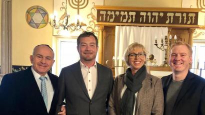 Bild: exb/Dominik Brütting
Über die jüdische Gemeinde in Weiden sprechen (von links) Vorsitzender Leonid Shaulov, Bundestagsabgeordneter Uli Grötsch, SPD-Stadtverbandsvorsitzende Sabine Zeidler sowie SPD-Fraktionsvorsitzender Roland Richter.