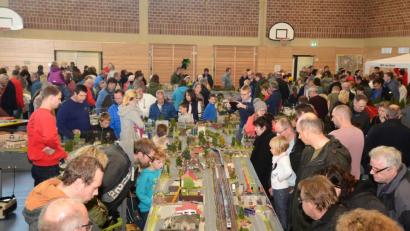 Bild: bey
Groß ist der Ansturm nicht nur am Sonntagnachmittag. Über 2000 Besucher haben sich an zwei Ausstellungstagen für die Details der Gleisanlagen begeistert.