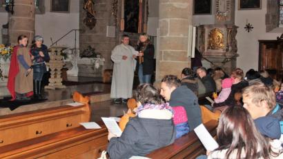 Bild: stg
Die Martinsfeier der Kemnather Eltern-Kind-Gruppen erinnerte an die Legende des edlen Mannes.