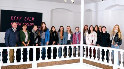 Bild: Peter Ringeisen/exb
Mit Lehrer Peter Ringeisen (links) an der Spitze, statteten die Schülerinnen der Firma „bewegewas“ einen Besuch in der Herrnstraße ab.