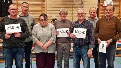Bild: zer
Markus Schlagenhaufer, Vorsitzender Andreas Hammer, Claudia Zielbauer, Franz Hermann, Hans Müller, Zweiter Vorsitzender Josef Kellner und Rudolf Schlagenhaufer (von links) freuen sich über einen gelungenen Preisschafkopfabend.