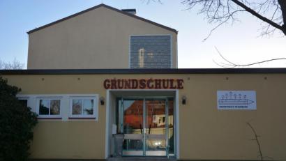 Bild: jr
Im kommenden Jahr soll die Grundschule Pechbrunn neue Eingangstüren erhalten. Der Gemeinderat stimmte einem Antrag des Elternbeirats zu.