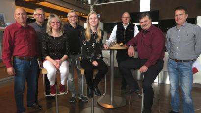 Bild: Hirsch
Die Firmenleitung der Schreinerei Reindl ehrte langjährige Mitarbeiter. Das Bild zeigt von links: Christian Reindl, Klaus Reindl, Birgit Heindl, Peter Reindl, Stefanie Kuhnle, Gerhard Reindl, Dietmar Jobst und Albert Rödl.