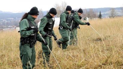 Bild: Stephan Huber
Nach dem Mord auf der Konradshöhe in Weiden im Januar 2012 suchen Ermittler rund um den Tatort nach Spuren.