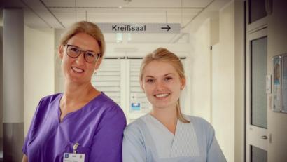 Bild: exb/Claudia Seitz
Christiane Hinum (links) fungiert als Ansprechpartnerin für die Studienpraktikanten am Krankenhaus St. Barbara. Die erste Hebammenstudentin ist Johanna Krestel (rechts).