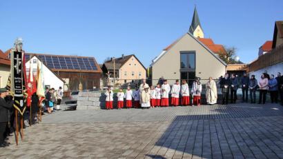 Bild: Josef Böhm
In großer Zahl hatten sich Vereine und Kirchenbesucher zur Segnung der Außenanlagen des neuen Pfarrheims St. Martin versammelt. Der Akt setzte den Schlusspunkt unter die zwei Jahre dauernden Bauarbeiten.